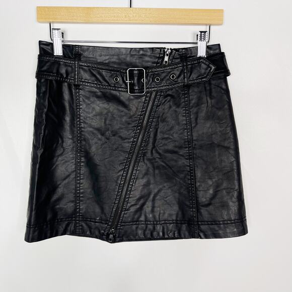 Free People Size 4 Black Feelin Fresh Vegan Mini Skirt Faux Leather Belted Zip - Picture 1 of 12